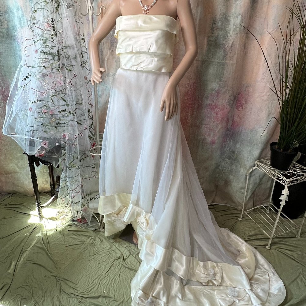 Vintage📌 Strapless Unique Tailored Wedding Gown with Long Train - Picture 2 of 16